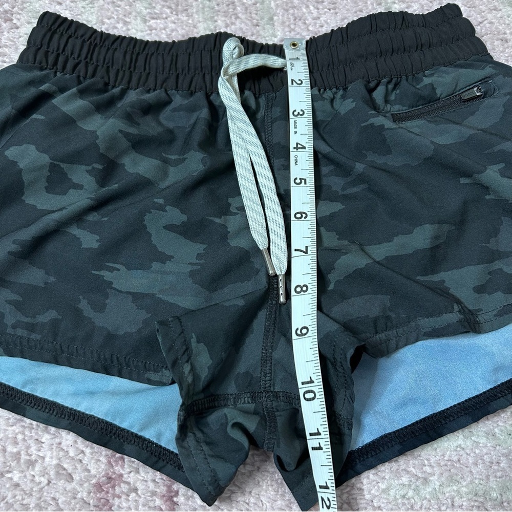 Vuori Clementine Camo Shorts Size XS Running Athletic Shorts Activewear - Picture 6 of 8